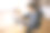 一个大忙人坐在家里用电话打信息。图片下载