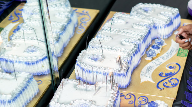 在芝加哥准备21岁生日派对图片下载