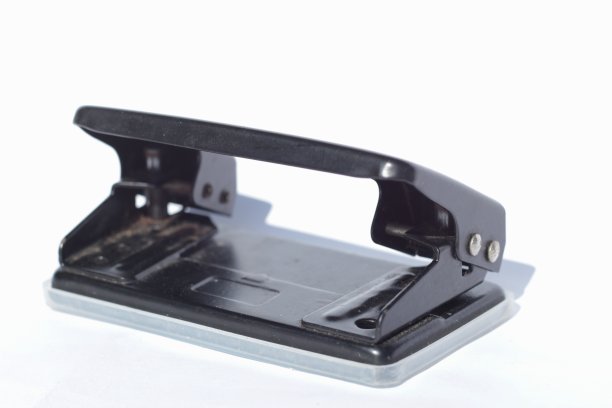 办公用纸打孔工具孤立在白色背景上。固定打孔机纸金属。关闭了。图片下载