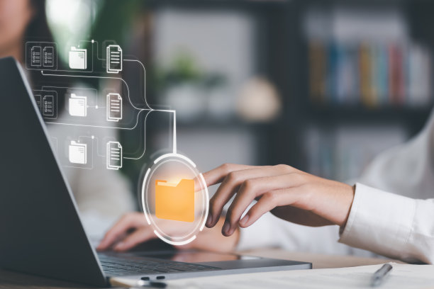 商务人员使用笔记本电脑通过在线网络工作，分析和改进公司战略管理财务和营销文件公司增长信息数据管理图片下载