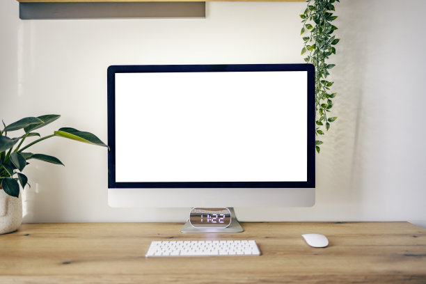 图片的电脑屏幕隔离在白色的办公桌在家里办公室。图片下载