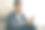 一个严肃的男人正坐在舒适的椅子上打电话。图片下载