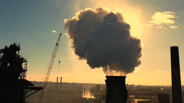 肮脏的灰色烟雾来自工厂黑色轮廓烟囱，污染环境。工厂污染环境。有毒废物生产后。工业企业公司。图片下载