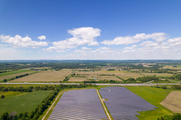 农场太阳能电池板的鸟瞰图。应对气候变化和环境影响的绿色能源开发与研究。减少碳足迹和环保能源解决方案。图片下载