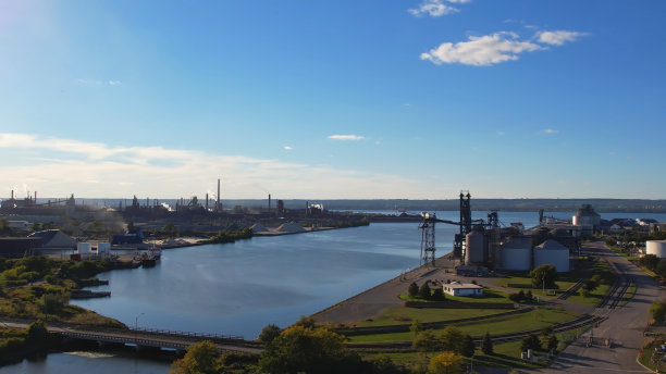 钢铁厂天线。工业冶金厂黄金时段。重工业工厂用高炉和电炉炼钢。用于汽车、能源、包装和建筑的钢材。图片下载