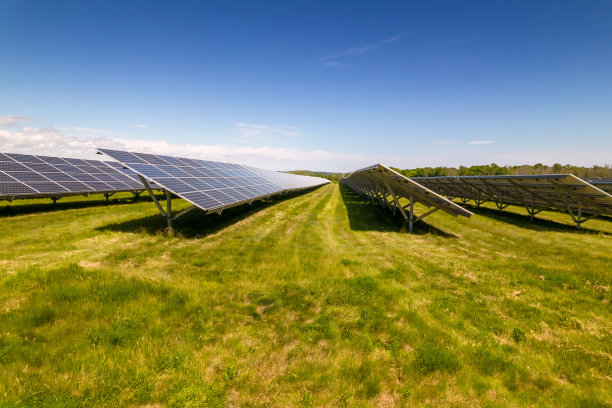 太阳能电池电池板在发电站在野外空中。绿色能源和生态创新，保护自然，避免对环境的影响。光伏太阳能板技术图片下载