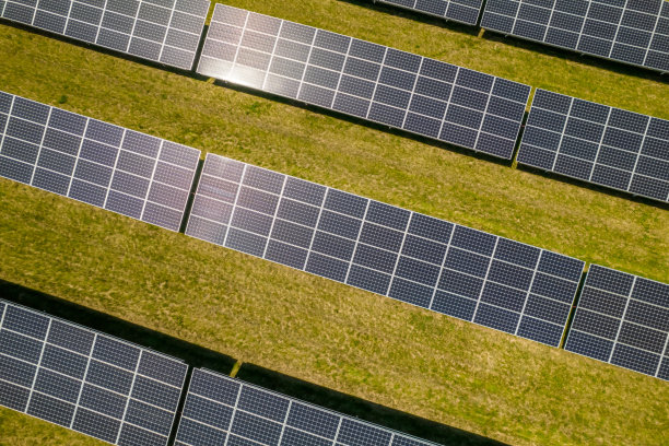 农场的太阳能电池板。应对气候变化和环境影响的绿色能源开发与研究。减少碳足迹和环保能源解决方案。图片下载