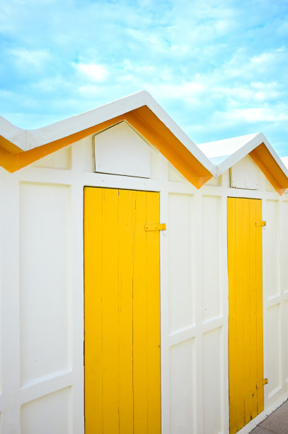 垂直的彩色海滩房子的门。图片下载