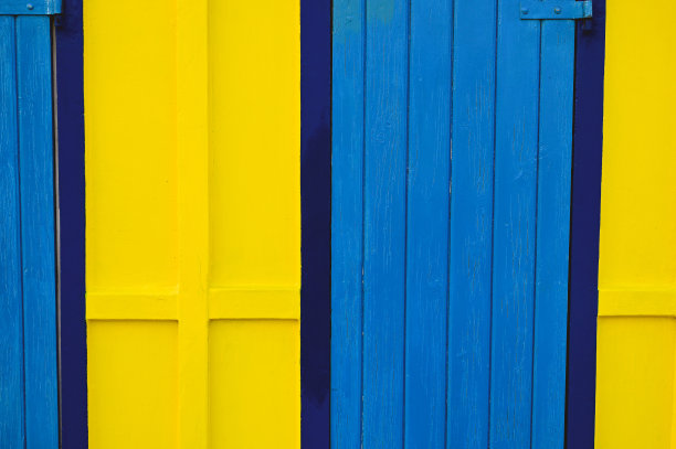 对比色彩丰富的背景与黄色和蓝色。图片下载