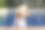 年轻美丽的亚洲女子在白色泳装，戴着大帽子坐在蓝色户外游泳池的边缘在阳光灿烂的日子。图片下载