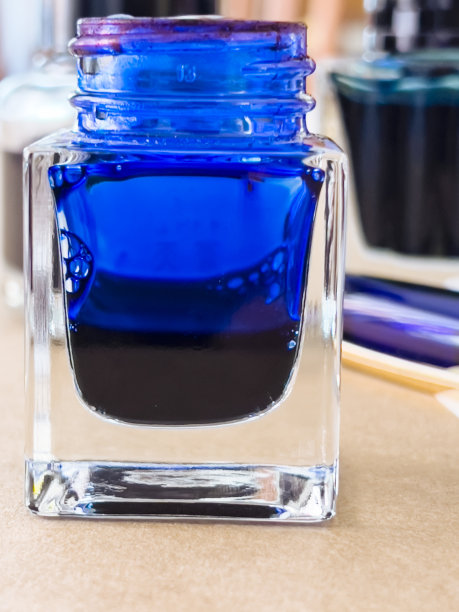 钢笔蓝色墨水图片下载