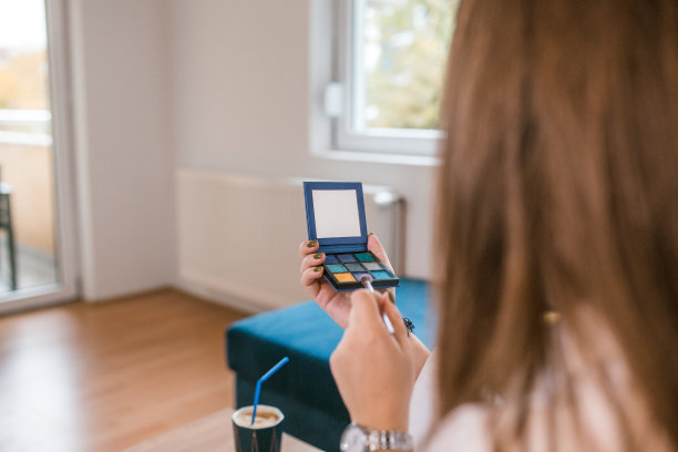 背面的不认识的女人使用眼影化妆图片下载