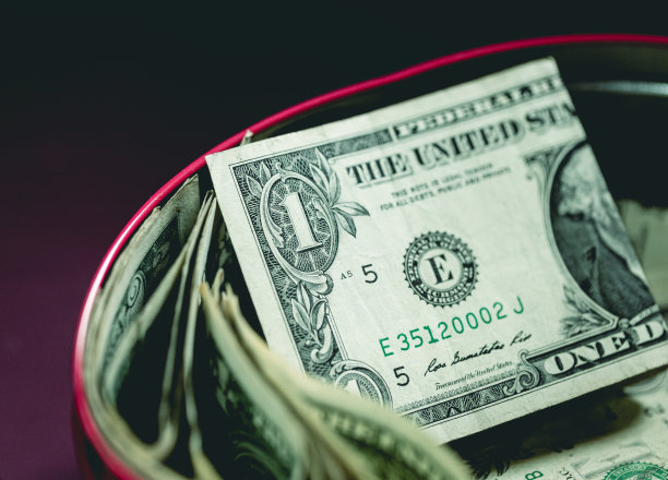 一美元钞票放在储蓄罐里。特写照片。美国经济和金融。图片下载