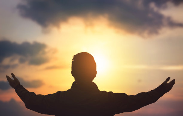 人举起手在山顶和日落天空抽象的背景图片下载