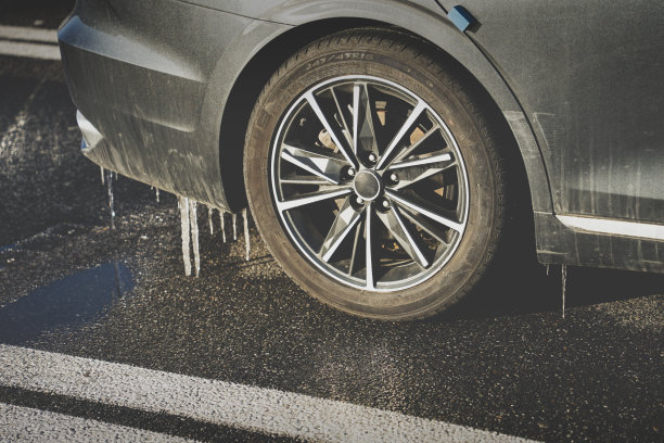 我拍了汽车轮胎和冰柱的照片。图片下载