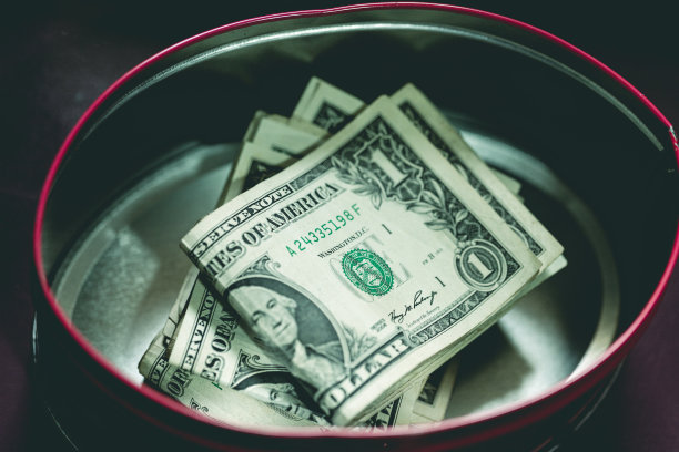 一美元钞票放在储蓄罐里。特写照片。美国经济和金融。图片下载