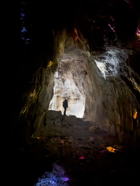探索有着神秘而古老生命的洞穴图片下载