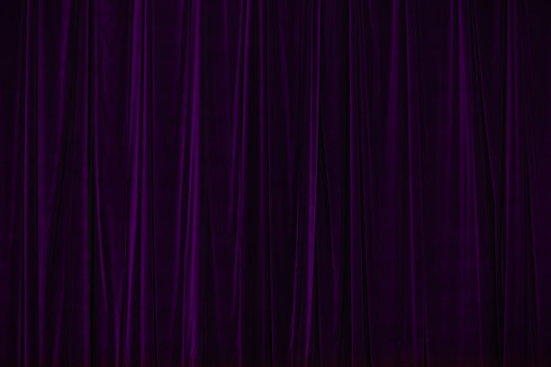 剧院里的紫色窗帘。图片下载