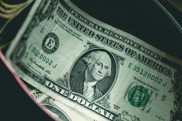 一美元钞票放在储蓄罐里。特写照片。美国经济和金融。图片下载