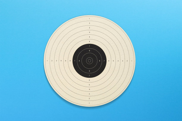 射击目标纸在蓝色背景图片下载