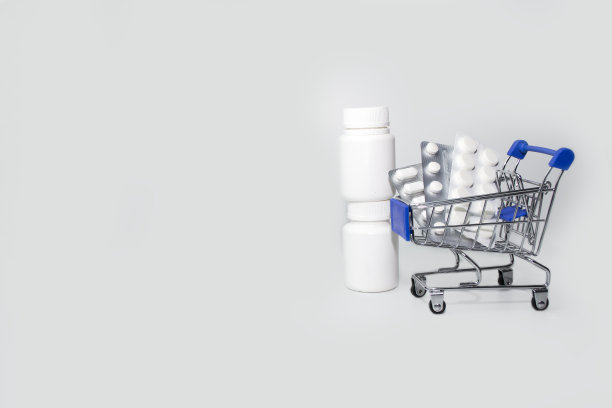 药品水泡在手推车隔离在白色背景图片下载