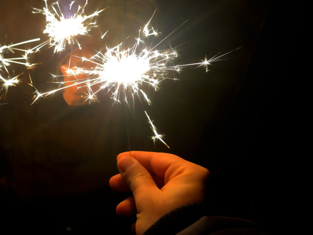除夕用手点燃的烟花图片下载