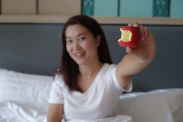在床上吃苹果图片下载