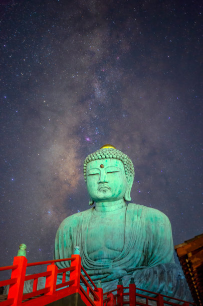天上的大佛和银河。图片下载