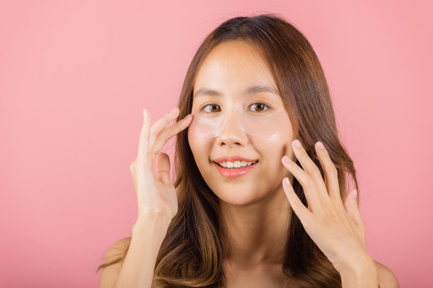亚洲美丽的年轻女子微笑面膜化妆品补丁凝胶下的眼睛图片下载