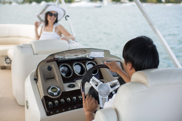 一对年轻夫妇在印度洋上的游艇上航行图片下载
