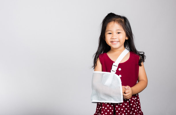 小可爱的孩子女孩3-4岁的手骨折事故与手臂夹板在工作室拍摄隔离图片下载