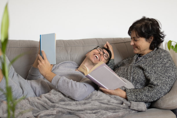 中东中年妇女和她的年轻白人伴侣在情人节相爱微笑图片下载