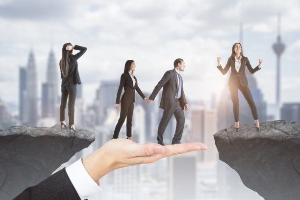 团队互相帮助通过障碍物的抽象图像在抽象的城市背景与悬崖缺口。团队合作，互助成功，团结理念。图片下载