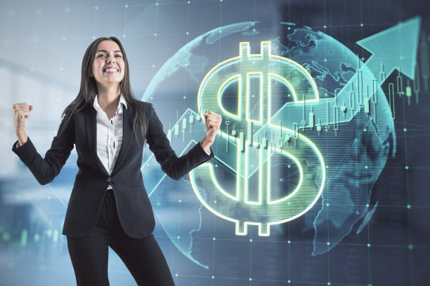 吸引快乐的欧洲女商人庆祝成功发光的美元全息图，地球和箭头在模糊的办公室内部背景。不断成长的市场和金融理念。双重曝光。图片下载