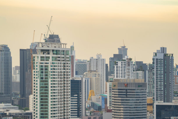 泰国曼谷市区天际线的鸟瞰图。亚洲智慧城市的金融区和商业中心。日落时分的摩天大楼和高层建筑。图片下载