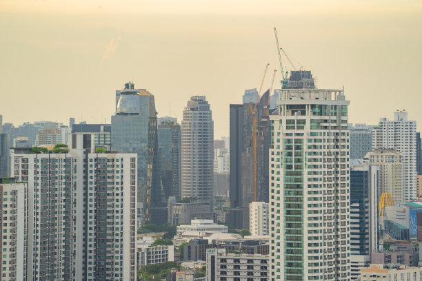 泰国曼谷市区天际线的鸟瞰图。亚洲智慧城市的金融区和商业中心。日落时分的摩天大楼和高层建筑。图片下载