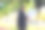 一个拿着小号的女孩在外面演奏图片下载