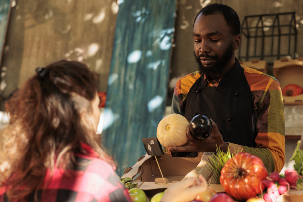 年轻的本地小贩展示来自农贸市场的有机健康产品图片下载