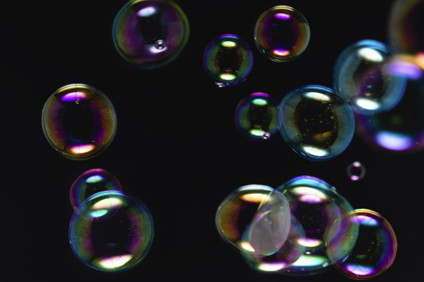 黑色背景上美丽的彩色透明肥皂泡。肥皂泡沫起泡水。抽象的背景。图片下载