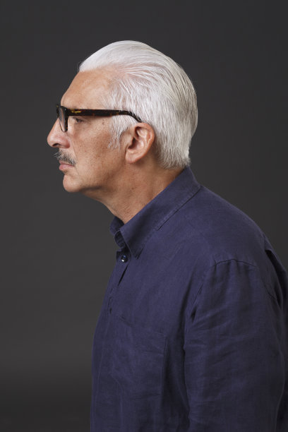 老式的肖像。复古的浪漫。老式的，年长的白发男人图片下载