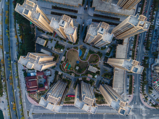 住宅之间的游乐设施和绿化图片下载