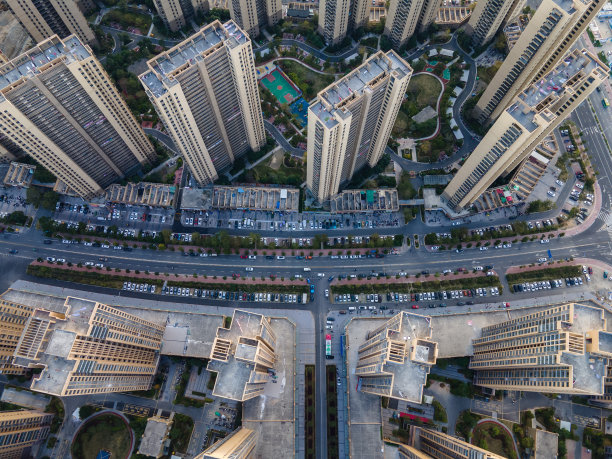 鸟瞰美丽的住宅建筑和道路图片下载