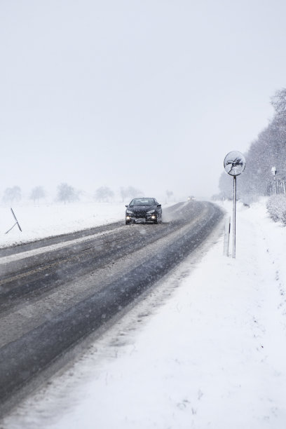 乡间道路上难以辨认的汽车——寒冷的路况图片下载