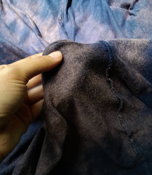 有颜色的衣服有褪色的污渍图片下载