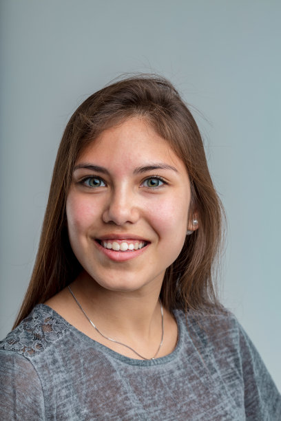 美丽的女孩听着，带着幸福的微笑图片下载