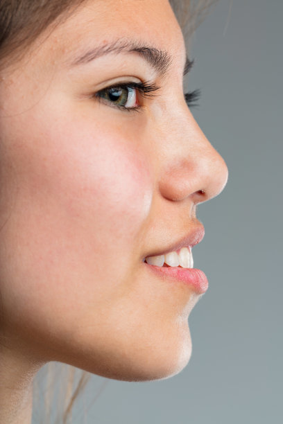 非常近距离的肖像年轻女子的侧面图片下载