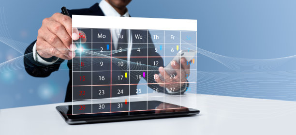 日历和组织者议程的预约提醒活动策划者使用时间表和议程来组织和安排活动。那个女人在用手机，用日历应用做笔记。图片下载