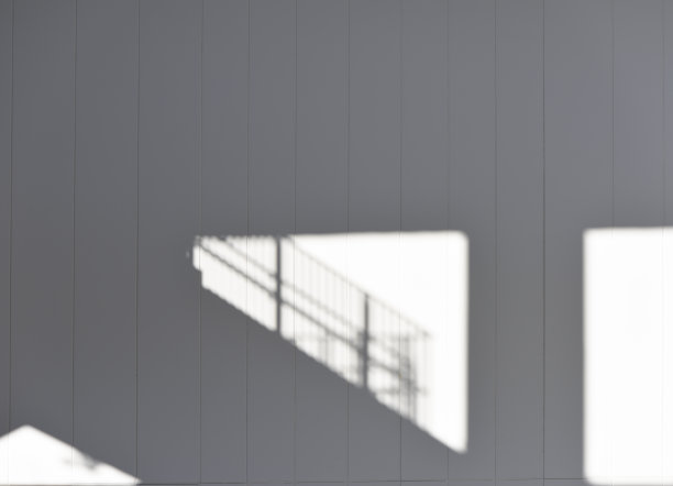 白色混凝土墙上的楼梯阴影图片下载