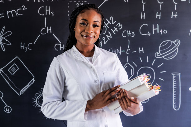 聪明的女科学家的肖像拿着书，站在黑板前的公式图片下载