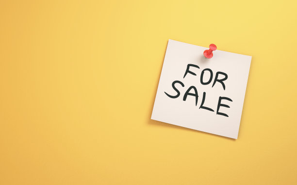 出售写在笔记纸坐黄色背景图片下载